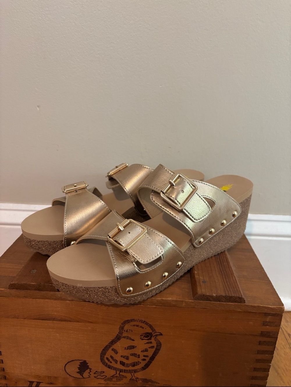 Volatile Gertrude Gold Wedge Sandals Size 9 Studded Metallic Platform Shoes
